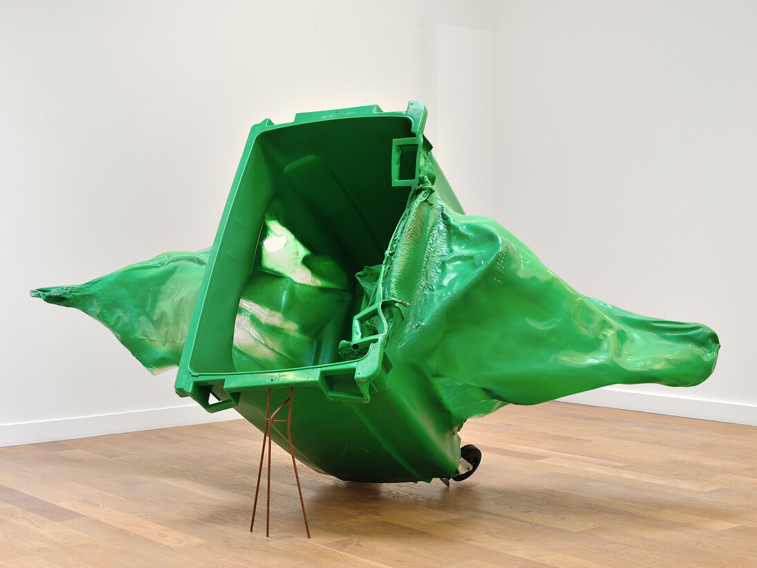 Anita Molinero, Sans titre de la mort , 2015, Poubelle fondue, 303 x 150 x 160 cm, Pièce unique, Certificat d'authenticité, Photo © Rebecca Fanuele