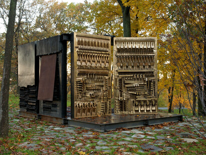 Arnaldo Pomodoro, The Pietrarubbia Group: il fondamento, l'uso, il rapporto, 1975-1976	bronzo, ferro, fiberglass e marmo, 280 x 530 x 360 cm (foto Jerry L. Thompson). Courtesy of Palazzo Reale