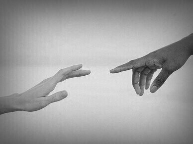 Mão se aproximam. Era um beijo feito de fragmentos: desejos disfarçados, o choque quente de dedos que se esbarravam e permaneciam um segundo a mais do que o necessário