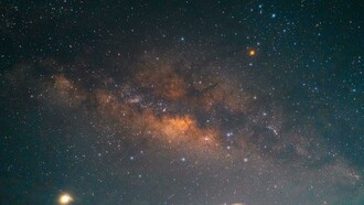 Vía Láctea - camino de leche- es una galaxia espiral barrada donde se encuentra el sistema solar y la tierra