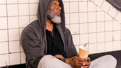 Homem desempregado pede limosna na rua