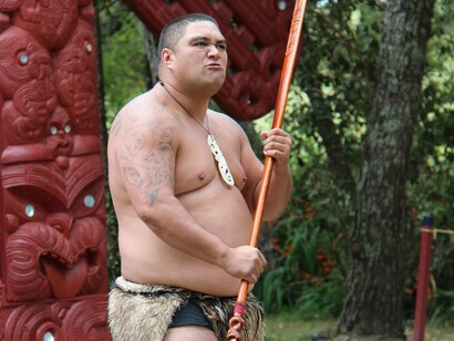 Maori performa o haka. O povo maori, uma comunidade guerreira e caçadora, descendentes dos primeiros navegadores humanos que se aventuraram pelo oceano pacífico
