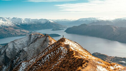 Desde la cima, el paisaje abierto bajo los pies provoca un vértigo dulce: la sensación de que mirar hacia abajo es, en realidad, mirar hacia adentro y descubrir lo pequeños que somos ante la vastedad