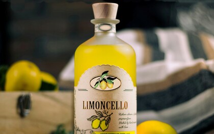 Il limoncello è un liquore dolce ottenuto dalla macerazione delle scorze di limone in alcol etilico