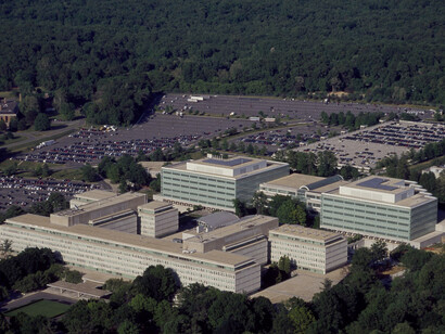 El Informe Hinchey asegura que el Libro Blanco fue una desinformación proveniente de la Junta, redactada por chilenos que colaboraban con la CIA. Vista aérea de la sede de la CIA. Langley, Virginia