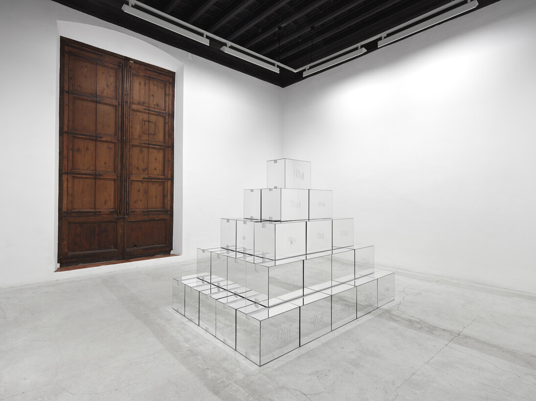 Stefan Brüggemann Trash Mirror Boxes (after MV) 2016 Set of 55 mirror boxes 46 x 31 x 35 cm / 18 1/8 x 12 1/4 x 13 3/4 in each. © Stefan Bruüggemann Courtesy the artist and Hauser & Wirth 