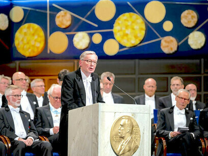 Professor Anders Olsson proferindo o discurso de apresentação do Prémio Nobel da Literatura de 2019 no Konserthuset, Estocolmo