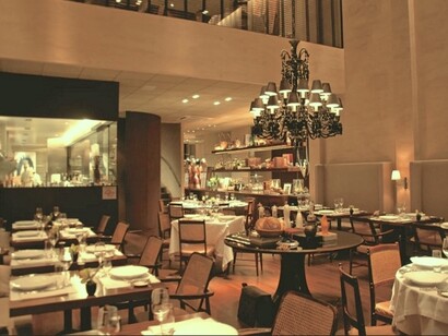 O 'D.O.M.' destaca-se pela arquitetura moderna e elegante