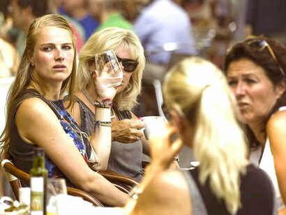 Turistas británicas en una terraza en el Levante español