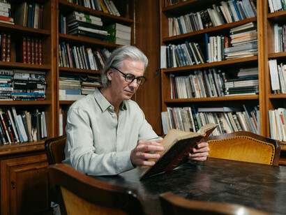 La cultura, entendida como construcción colectiva y raíz identitaria, se ve erosionada por una civilización que privilegia la eficiencia sobre el sentido