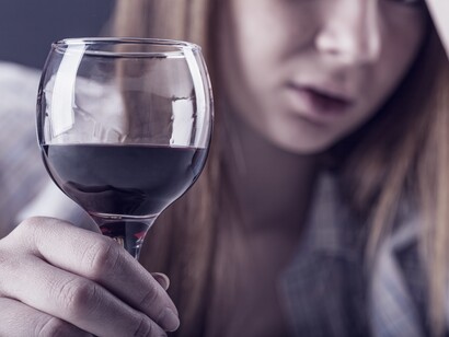 Una mujer con una copa de vino