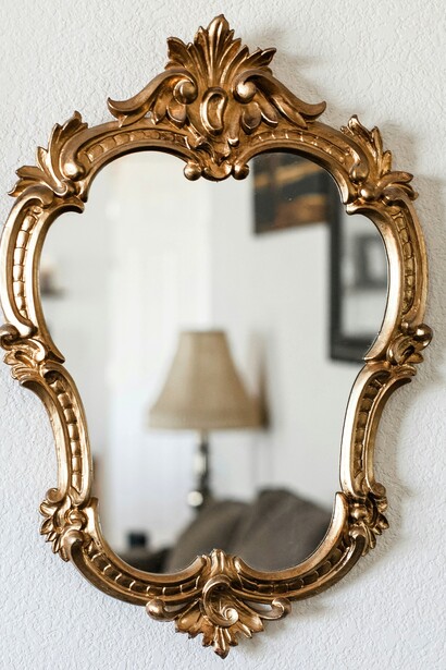 Lo specchio nella metafora della vita dove le nostre caratteristiche del carattere, che non vogliamo vedere in noi stessi, le vediamo negli altri 