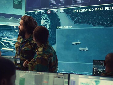 Centro de operações utiliza redes de monitoramento e análise de dados em tempo real. No cenário atual, tecnologia e vigilância ocupam papel central nas estruturas modernas de poder