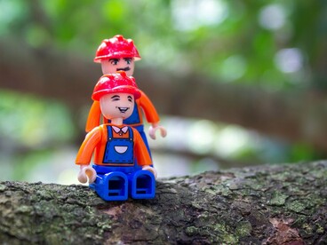 Dois bonecos Playmobil aparecem sobre o tronco de uma árvore em mais uma composição fotográfica criativa. Foi com cenas simples em ambientes reais que Maria Moysés conquistou milhares de admiradores nas redes sociais
