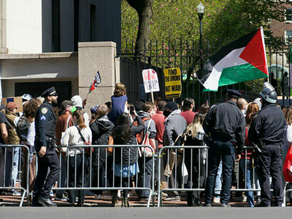 Manifestants contre le génocide en Palestine à l'entrée de l'université Colombia 