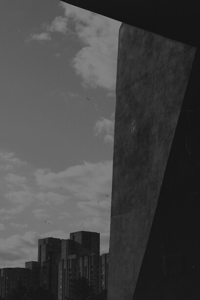 Um relato íntimo de como as cores e as vozes internas afetam a percepção de um jovem enquanto ele caminha pelas ruas