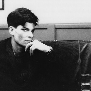 Robert Smithson in the Cedar Tavern, New York, April 1960.
Photo Credit: Fred W. McDarrah 
© Holt/Smithson Foundation / Licensed by Artists Rights Society, New York 
Courtesy Holt/Smithson Foundation and Marian Goodman Gallery