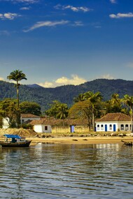 Paraty, no Rio de Janeiro. Paraty é uma cidade que consegue unir passado e presente com muita elegância. Seu centro histórico preservado é conhecido pelas ruas de pedra e casas coloniais que hoje abrigam ateliês, cafés, galerias e pequenos museus