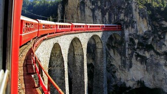 Un tren atravesando un viaducto en Suiza