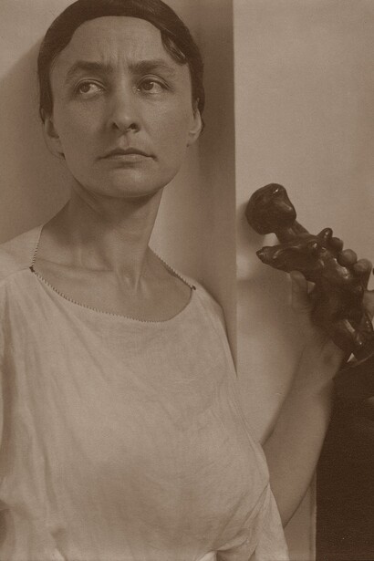 Alfred Stieglitz, "Georgia O'Keeffe with Matisse Sculpture", 1921, MET- Metropolitan Museum of Art, New York, Usa