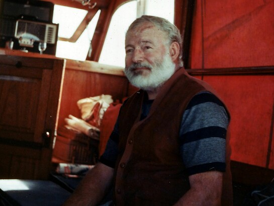 Hemingway volcó su experiencia bélica y periodística en sus obras, exponiendo la barbarie de la guerra