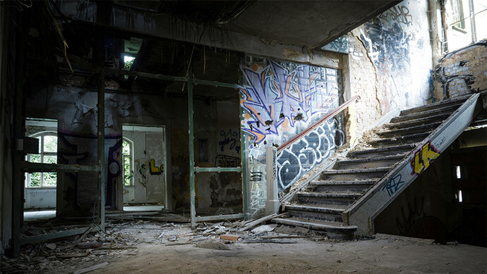 Casa abandonada.  É assim que entro no prédio abandonado, como se colocasse a chave na fechadura que não existe