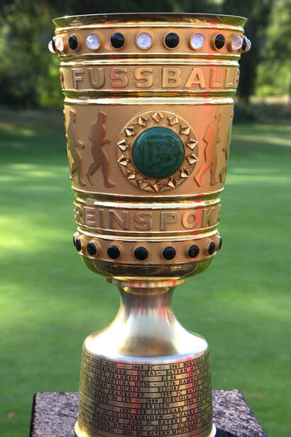 « 13e Open de Golf Eintracht Frankfurt » pour une bonne cause sur le terrain du Golf Club Hanau-Wilhelmsbad, 17 septembre 2018. Trophée de la Coupe d'Allemagne, remporté par Leverkusen. Photo par: Olaf Kosinsky