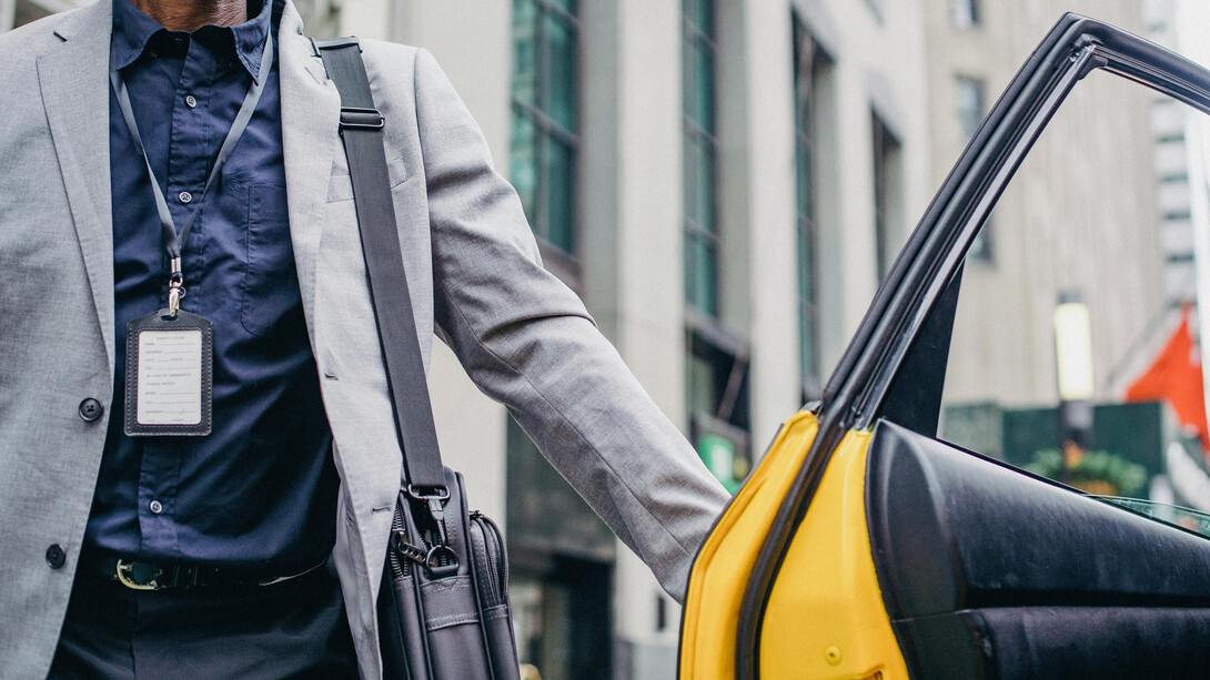 Matemático abre a porta de um taxi para se digirir à sede da Nasdaq, em Nova York, Estados Unidos