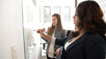 Gestoras de equipe dialogam juntas uma estratégia de crescimento