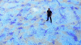 Imran Qureshi, Out of Blue, 2020. Installazione site specific  creata in collaborazione con la Zindagi Trust Foundation e Shehzad Roy per sostenere la Khatoo-i-Pakistan Government Girls School. Courtesy of the artist