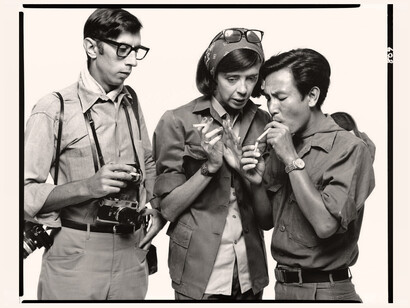 Richard Avedon; Denis Cameron, fotoperiodista, Gloria Emerson, corresponsal del New York Times y Nguyen Ngoc Luong, interprete. Saigón, Vietnam del Sur, 1971. Copia en gelatina de plata