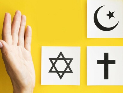 Após o surgimento da civilização, o rei conquistador Nimrod, envaidecido por suas vitórias, decide criar uma torre que atinja o céu para mostra seu poder. Deus furioso com a torre de Babel manda uma maldição fazendo os trabalhadores começarem a falar em várias línguas impedindo a conclusão da Obra. Nimrod é obviamente uma referência aos reis conquistadores mesopotâmicos, especialmente Sargon de Akkad que foi divinizado depois de morto por seu neto. A torre de Babel é um deboche aos Zigurates, os enormes palácios que serviam com templo aos deuses e centros de poder