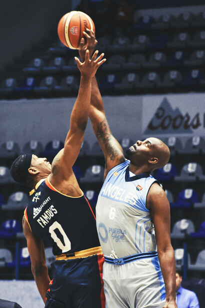 Además de ofrecer ventajas ofensivas, el Small Ball aporta a la defensa al generar mayor movilidad y desmarque en la cancha