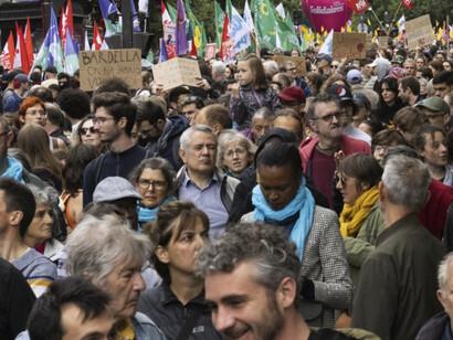 Los sindicatos franceses organizaron una manifestación conjunta para pedir la paz, la justicia social, la derogación de las reformas de las pensiones, el aumento de los salarios y las prestaciones y el fortalecimiento de los servicios públicos,2025. Paris, Francia