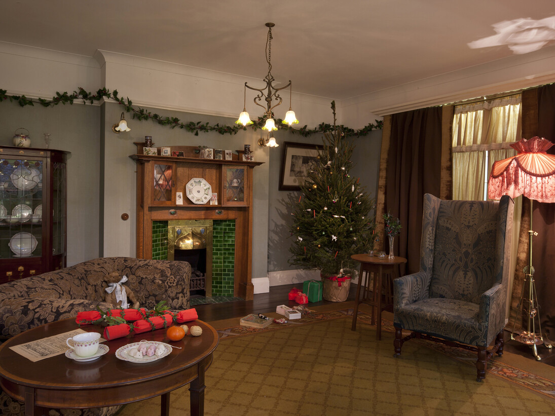 A drawing room in 1910 © Morley Von Sternberg
