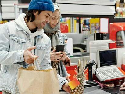 Casal em supermercado. Eu fico observando os casais no café, no mercado, na praça, no supermercado...