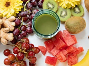 Per ridurre il colesterolo, privilegia alimenti ricchi di fibre come avena, legumi, frutta e verdura, che aiutano a diminuire il colesterolo LDL ("cattivo")