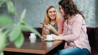 Analisar comunicação e linguagem implica reconhecer que não se trata de fenômenos neutros ou puramente técnicos. Cada palavra, cada discurso e cada forma de comunicação está inserida em um contexto social específico, marcado por disputas simbólicas e históricas. Este artigo propõe uma reflexão analítica sobre o papel da linguagem e da comunicação na vida social contemporânea, articulando contribuições teóricas clássicas e observações sobre os desafios atuais