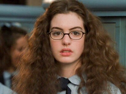 O grande segredo do sucesso da carreira de Anne Hathaway é simples: carisma. Após tantos anos na frente das telas, os fãs não negam que a atriz cativa o coração dos telespectadores com seu sorriso único e o brilho no olhar, revelando sua essência