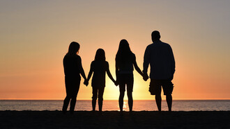 Familia observa una puesta de sol