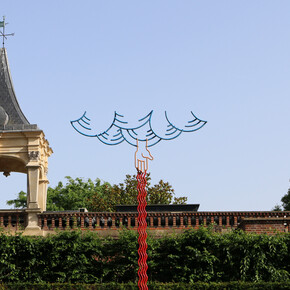 Konstantin Benkovich, the Right Hand of God, steel rebar and paint, height: 370 cm, width: 200 cm, Napoleon Garden, Holland Park, London. Courtesy: KCAW Festival