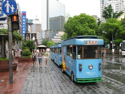 Scorcio di Nanjing Road, la lunga via pedonale dello shopping che conduce al belvedere del Bund