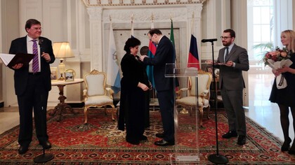Sonia Brito Sandoval con l'Ambasciatore Alexej Paramonov al centro durante la premiazione