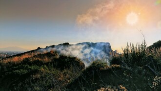 La Terra dei Fuochi era un tempo la Campania Felix, una terra fertile e rigogliosa, oggi divenuta simbolo di devastazione ambientale e ingiustizia sociale