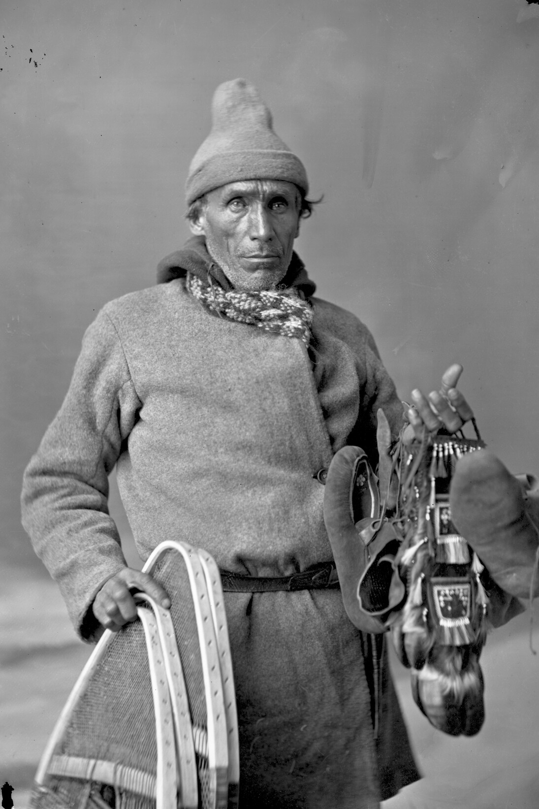 William Notman, Femmes de la nation tuscarora vendant des objets perles, Niagara, Ont., vers 1860, don de J. Geoffrey Notman, Musee McCord