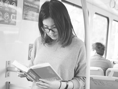 Joven leyendo en el tren