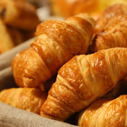 Un croissant y un café con leche —dice dejando de manera triunfante la moneda de dos euros sobre el mostrador