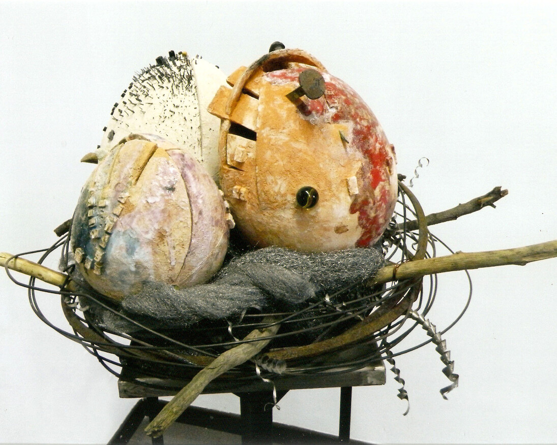 Ruggero Marrani, Evoluzione della specie, nido bionico, 60x60x60cm, Ceramica policroma, metalli e smalti, 2013