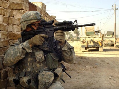 Pero si alguien se beneficia de esas guerras es la industria militar del país americano