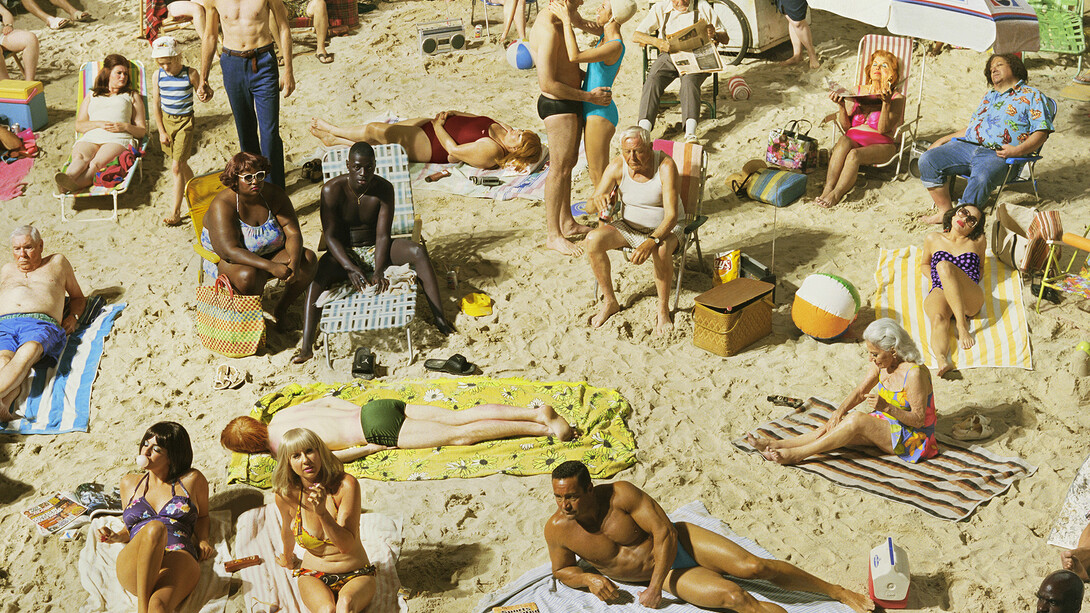 Alex Prager, Crowd #3 (Pelican Beach), 2013, Archival pigment print, Courtesy the artist and Lehmann Maupin, New York and Hong Kong